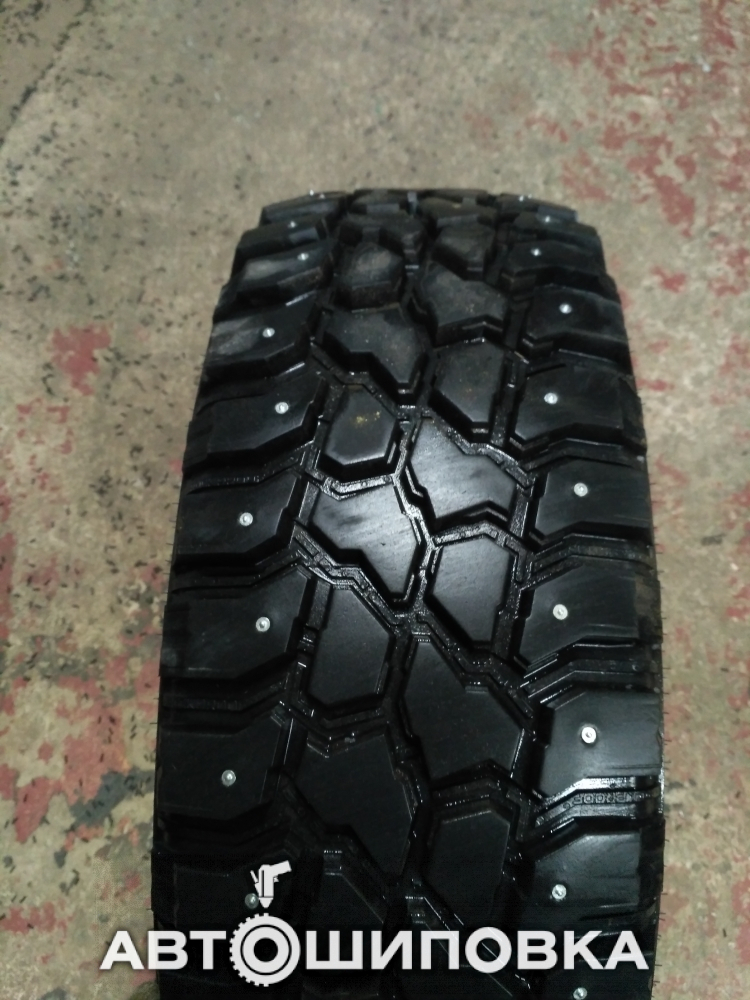 Ошипованные зимние шины б/у 285 70 17LT Nokian Rockproof на MItsubishi Pajero