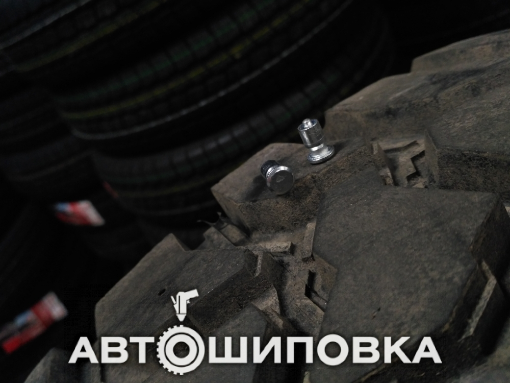 Ошипованные зимние шины б/у 285 70 17LT Nokian Rockproof на MItsubishi Pajero