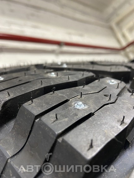 Ошипованная внедорожная шина Nokian Rockproof LT 315/70 R17 121/118Q MT грузовым шипом 12-17-3Т в количестве 220 штук.